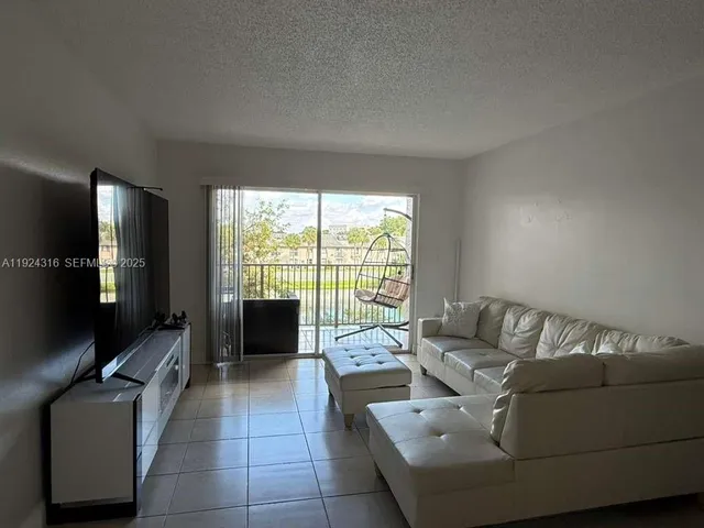 $2,200 | 15221 Southwest 80th Street, Unit 304, Miami, FL 33193