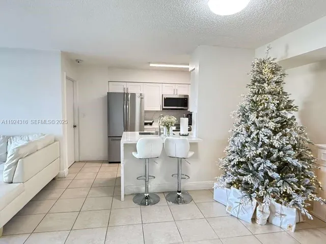 $2,200 | 15221 Southwest 80th Street, Unit 304, Miami, FL 33193