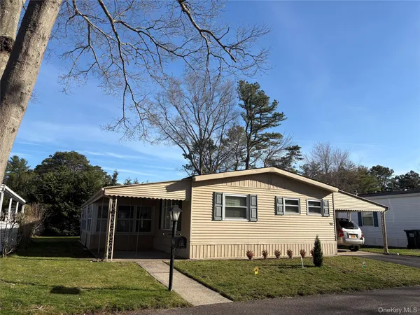 $199,999 | 525-207 Riverleigh Avenue, Unit 207, Riverhead, NY 11901