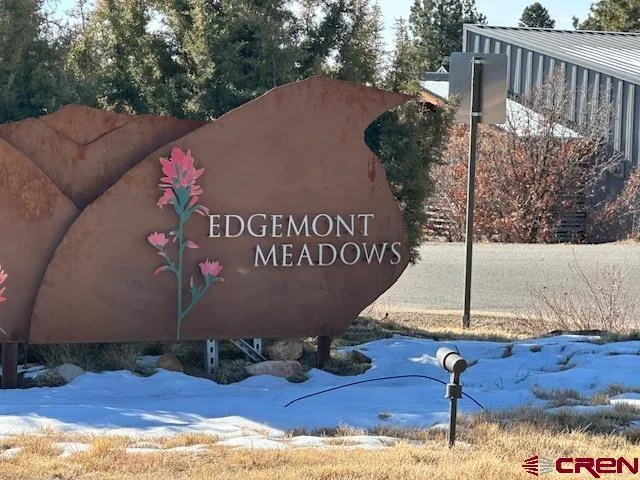 a sign that is sitting on the side of the road