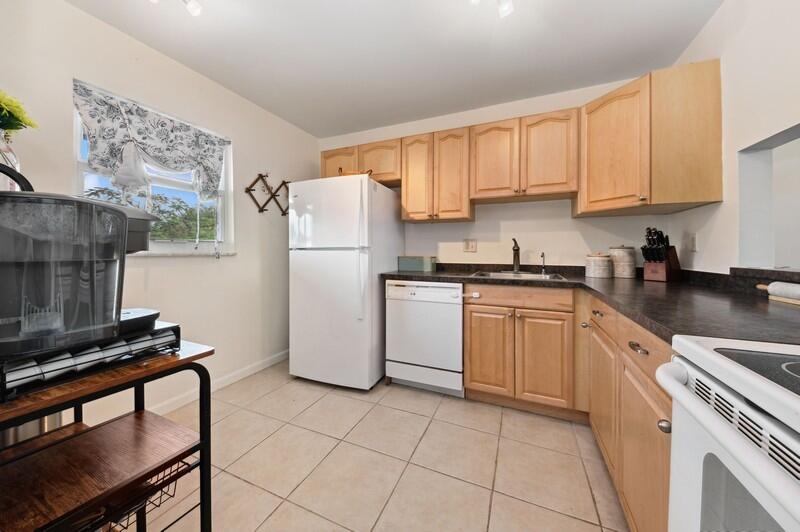 2700 Fiore Way, Unit 211 Delray Beach, FL 33445 - Photo 6 of 15 05_2700FioreWay_5_Kitchen_FlexMLS800x600