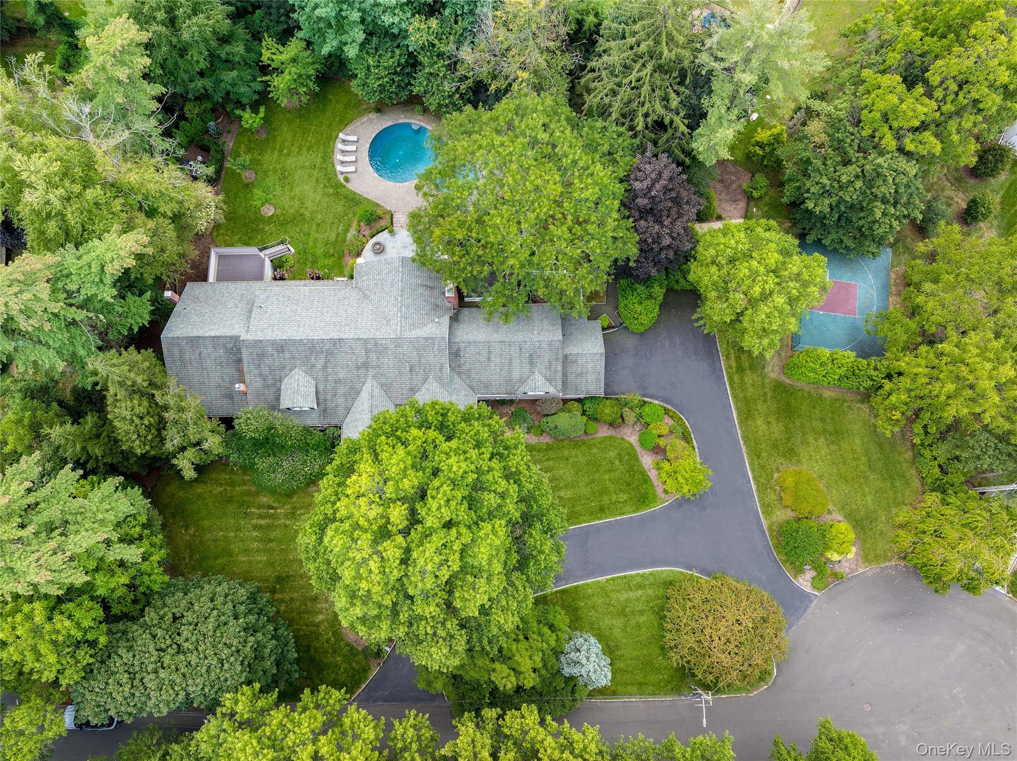 a view of a back yard