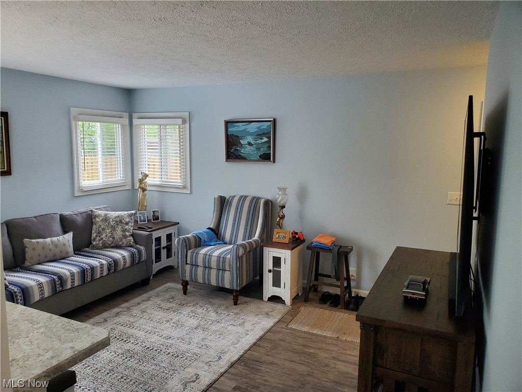 2939 Gale Road Willoughby, OH 44094 - Photo 7 of 21 Comfy living room. Furniture can all stay.