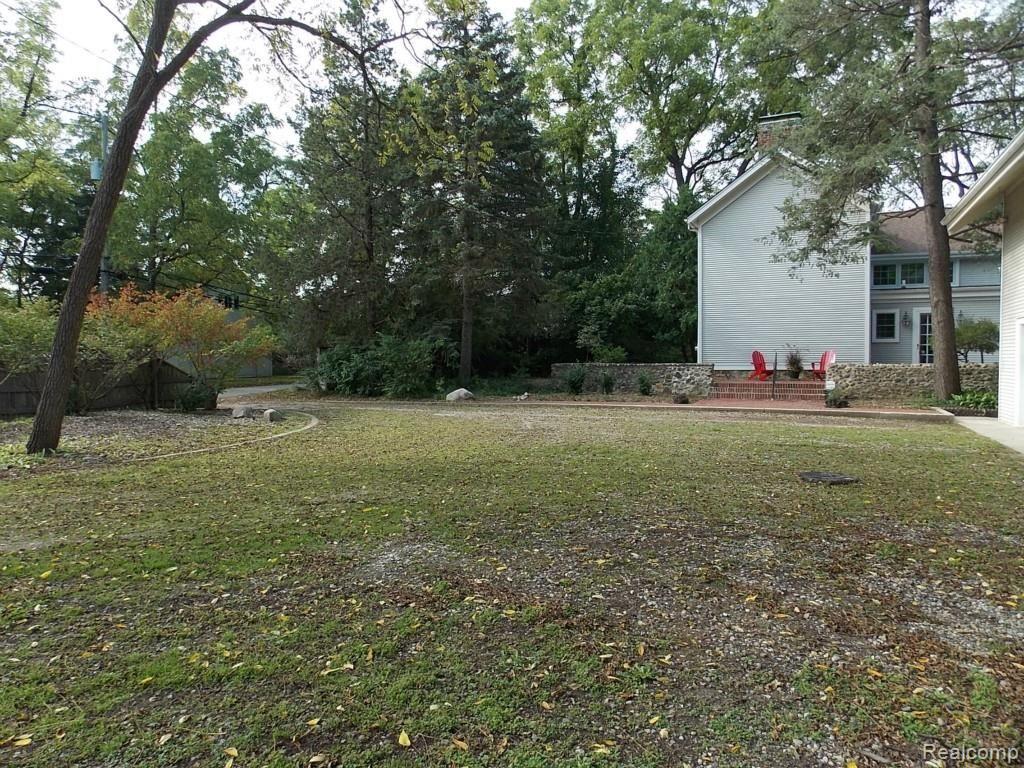 1431 Washington Road Rochester, MI 48306 - Photo 8 of 75 Huge Circular Drive
