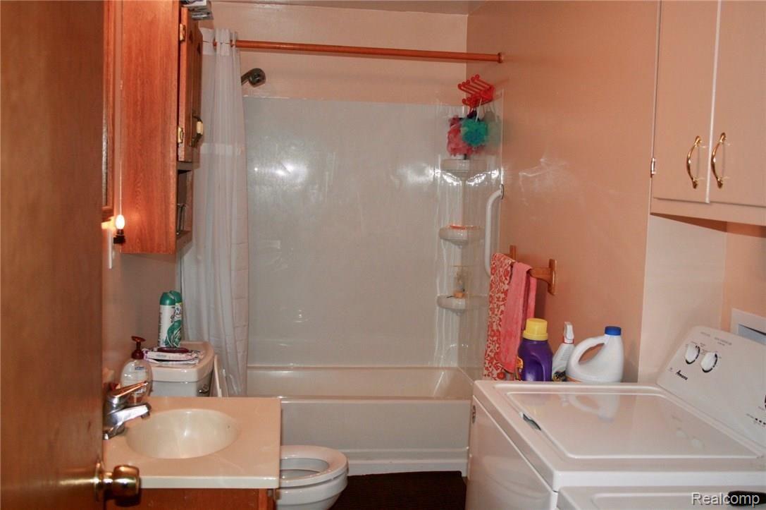 9022 Parshallville Road Fenton, MI 48430 - Photo 8 of 17 Bathroom/laundry area