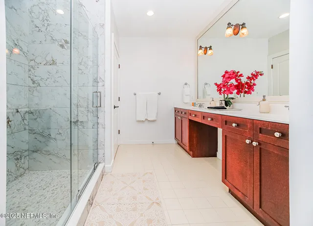 a view of entryway with shower