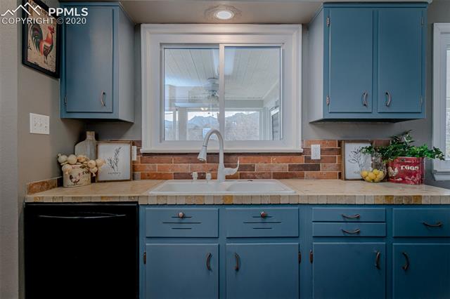902 Cresta Road Colorado Springs, CO 80906 - Photo 12 of 37 Gallery Image 12