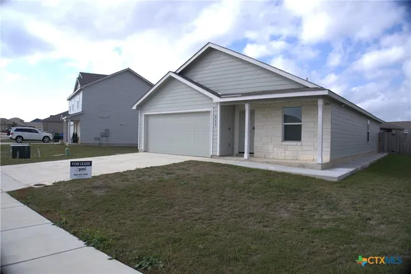 a view of a house with backyard and garden