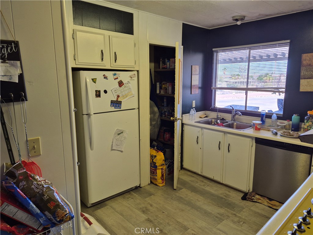 149110 Inyo Court Big River, CA 92242 - Photo 7 of 20 Kitchen with Large Pantry