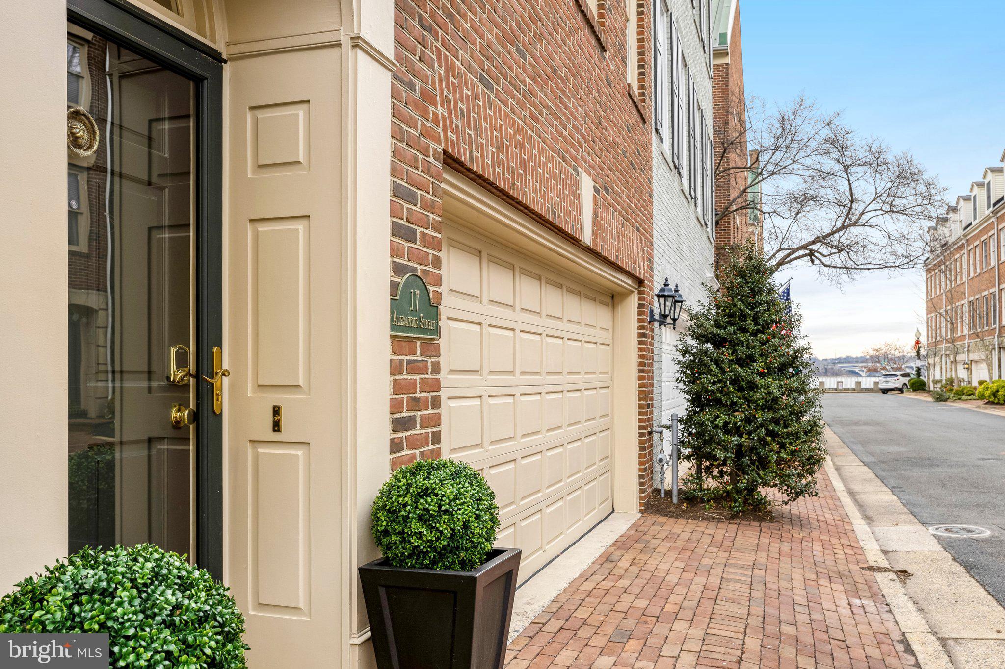 17 Alexander Street Alexandria, VA 22314 - Photo 3 of 30