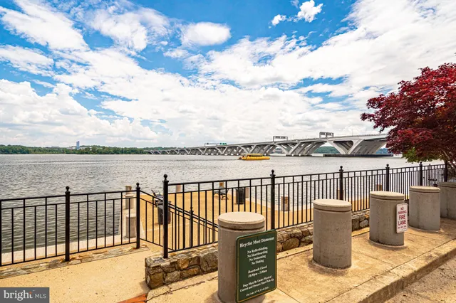 $2,550,000 | 17 Alexander Street, Alexandria, VA 22314