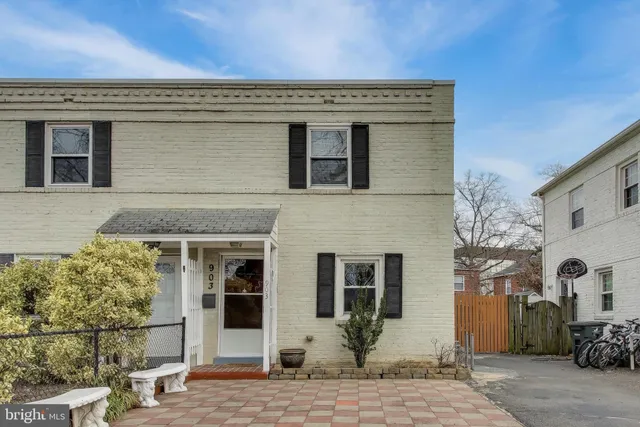 $2,450 | 903 South Irving Street, Arlington, VA 22204