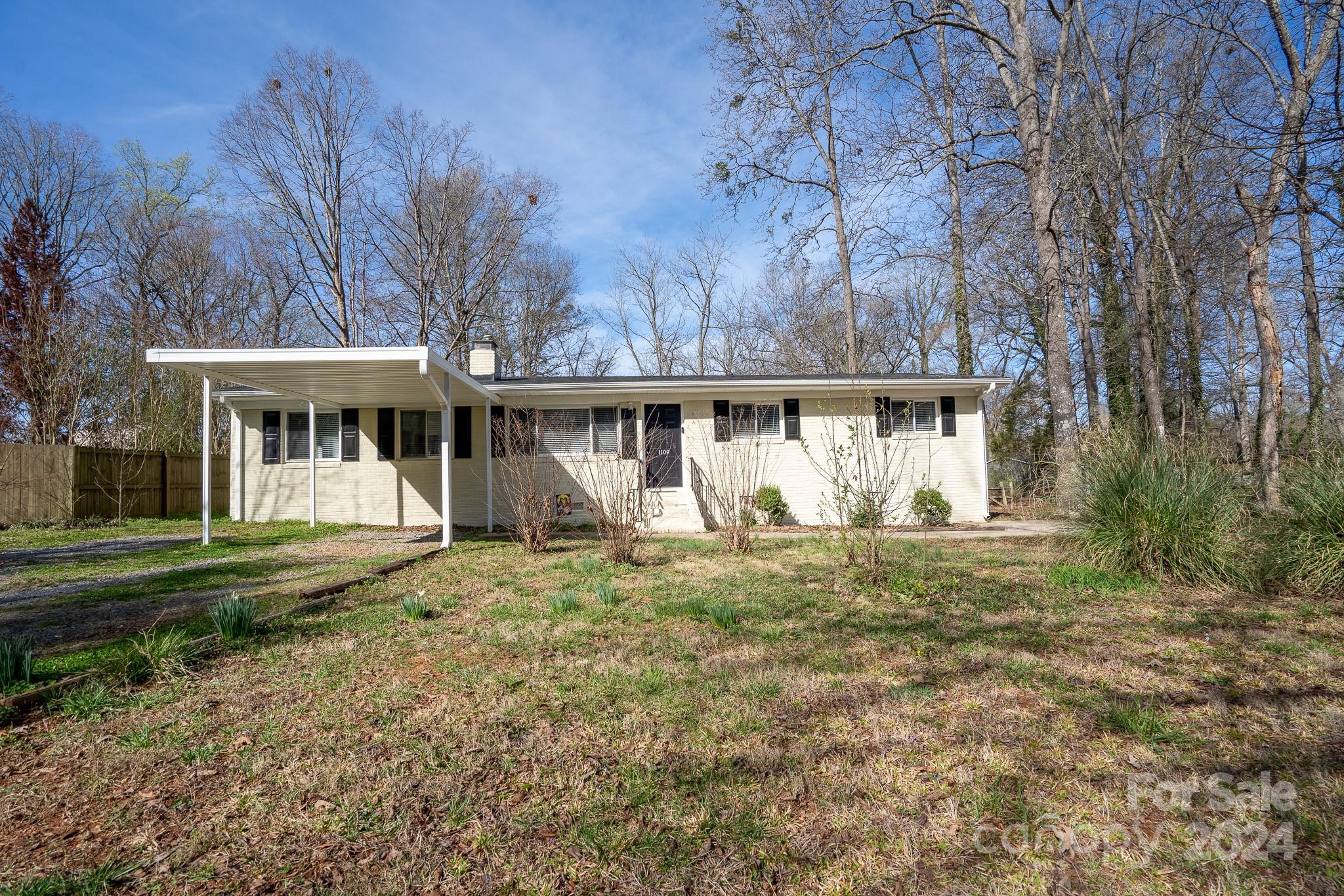1109 Elliott Road Charlotte, NC 28216 - Photo 1 of 32 Gallery Image 1