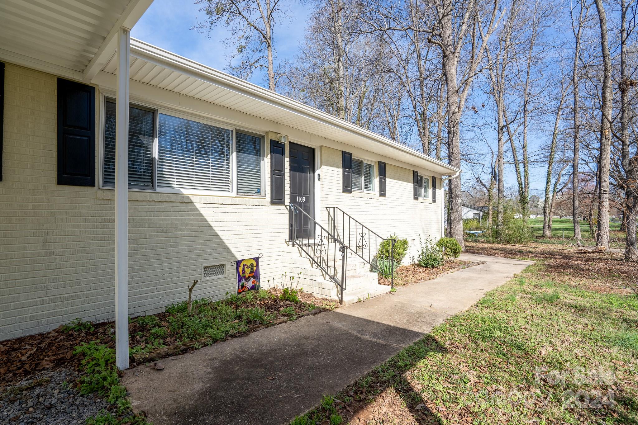 1109 Elliott Road Charlotte, NC 28216 - Photo 2 of 32 Gallery Image 2