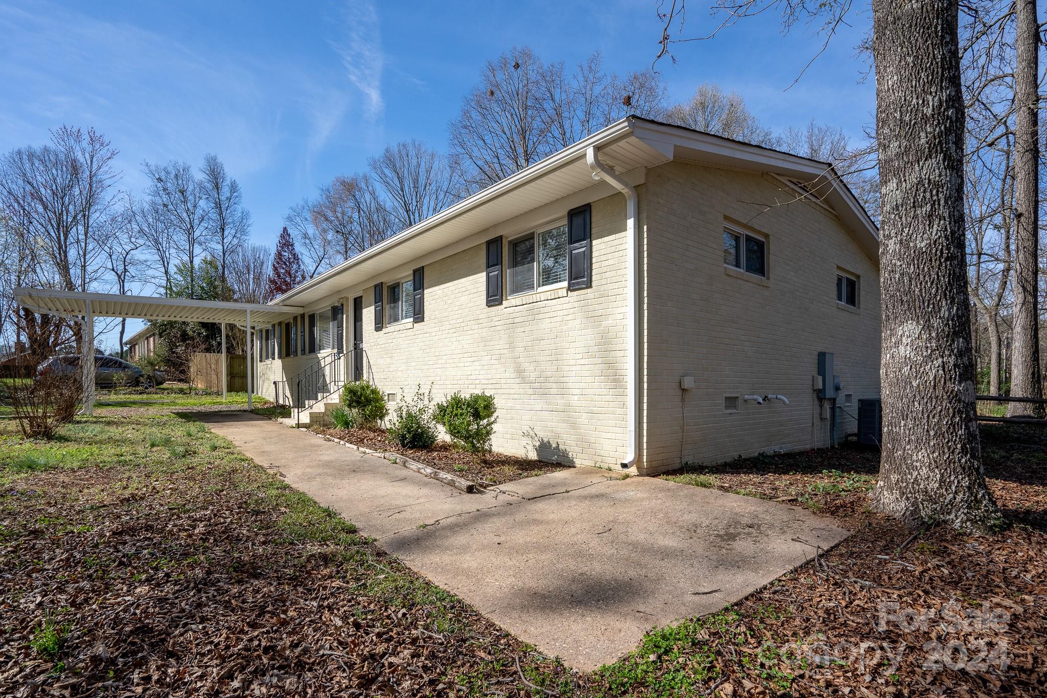 1109 Elliott Road Charlotte, NC 28216 - Photo 3 of 32 Gallery Image 3