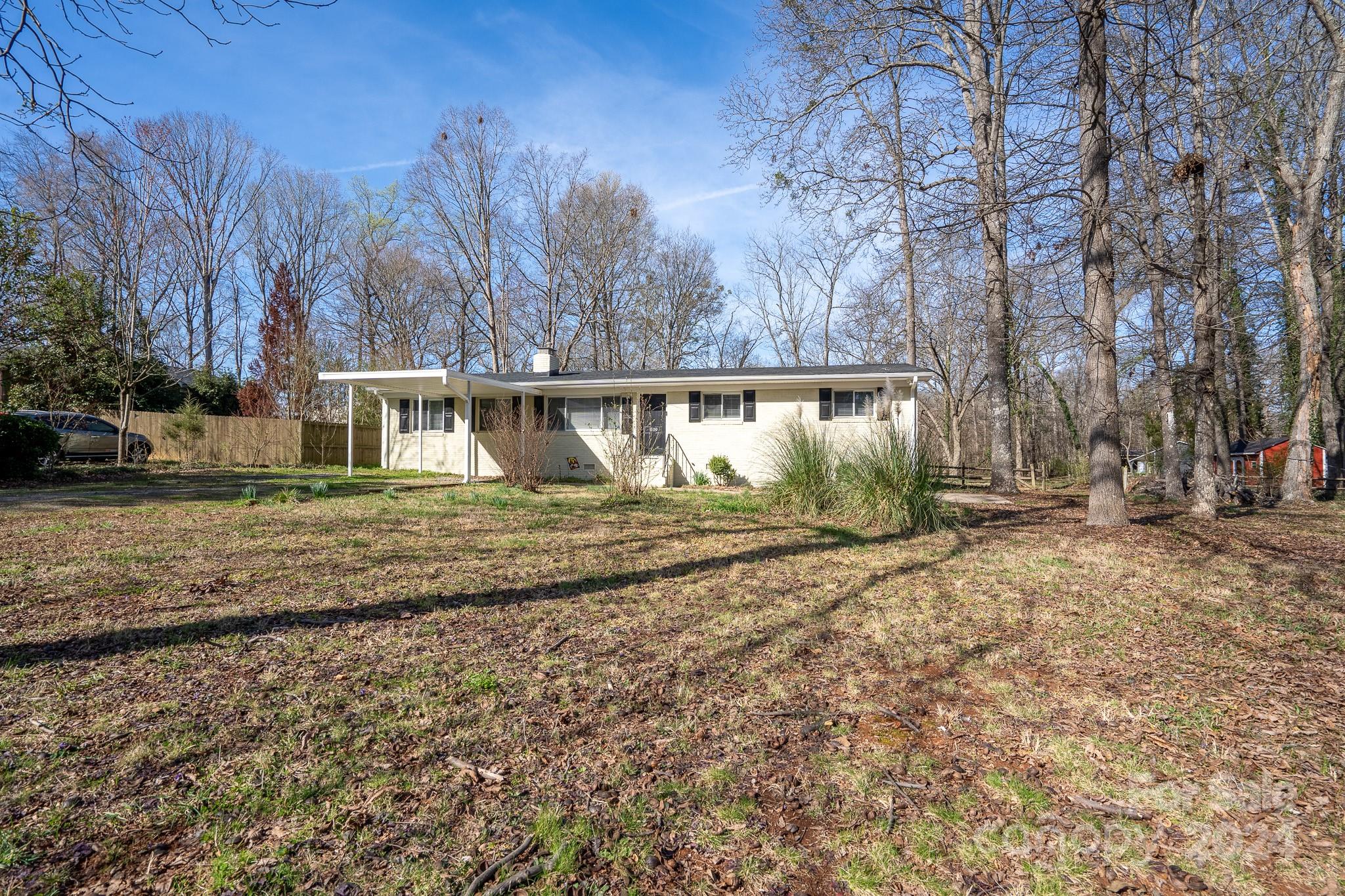 1109 Elliott Road Charlotte, NC 28216 - Photo 4 of 32 Gallery Image 4