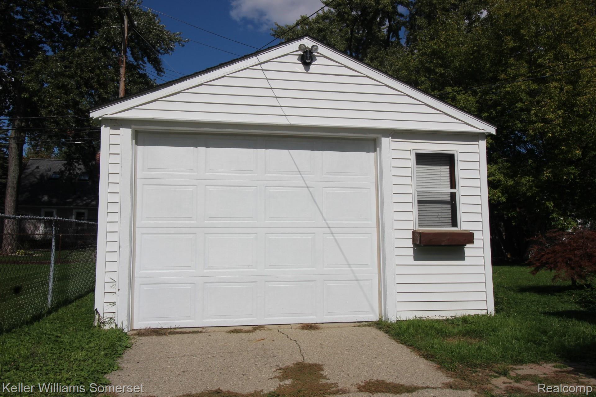 1574 Princeton Road Berkley, MI 48072 - Photo 5 of 28 IMG_2441.JPG