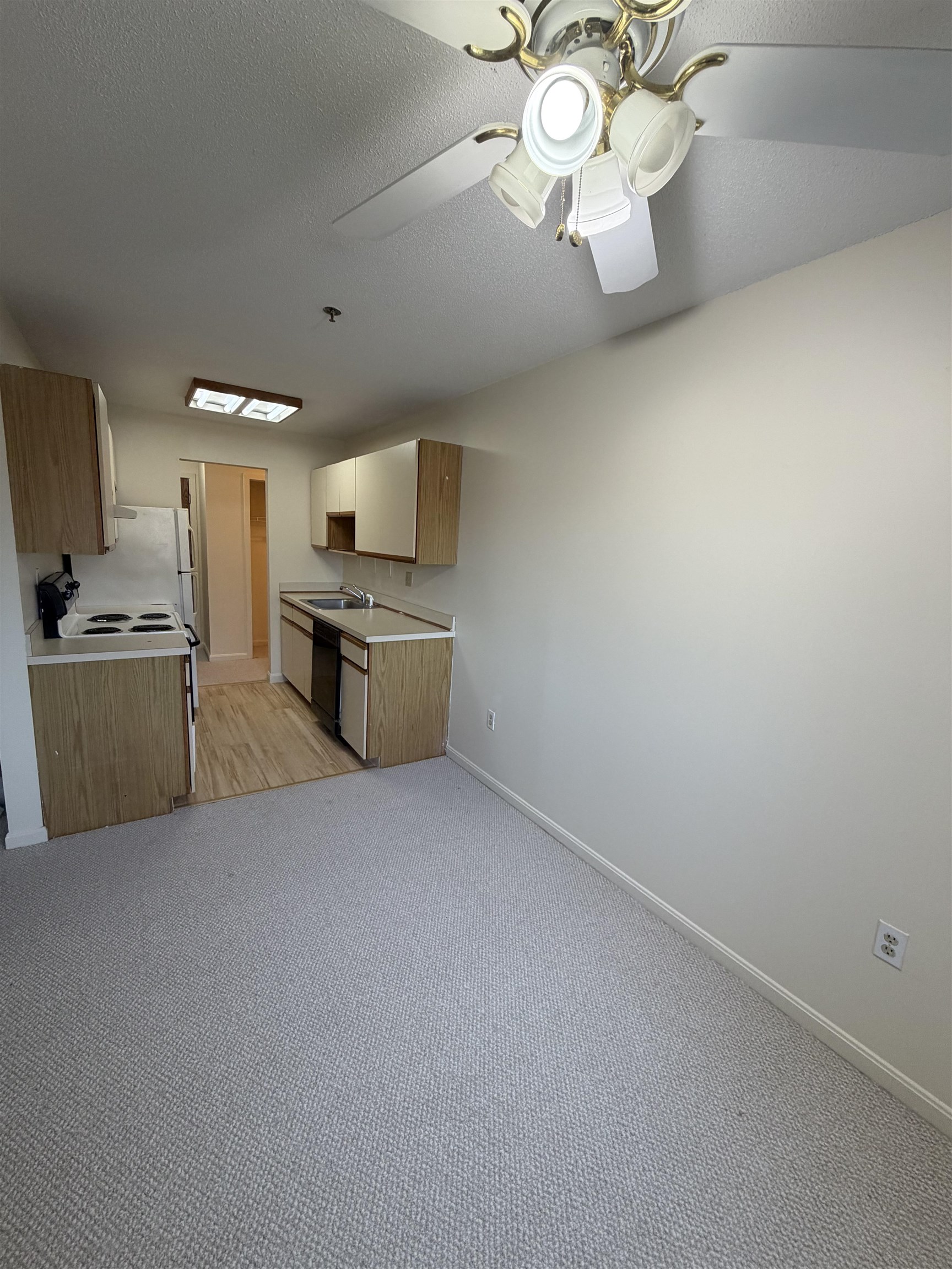 113 Cluff Crossing Road, Unit 28 Salem, NH 03079 - Photo 3 of 17