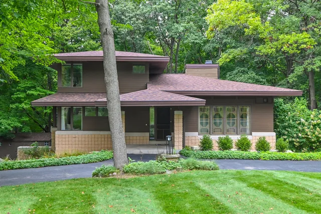 $749,900 | 4678 Sonseeahray Drive, Richfield, WI 53033