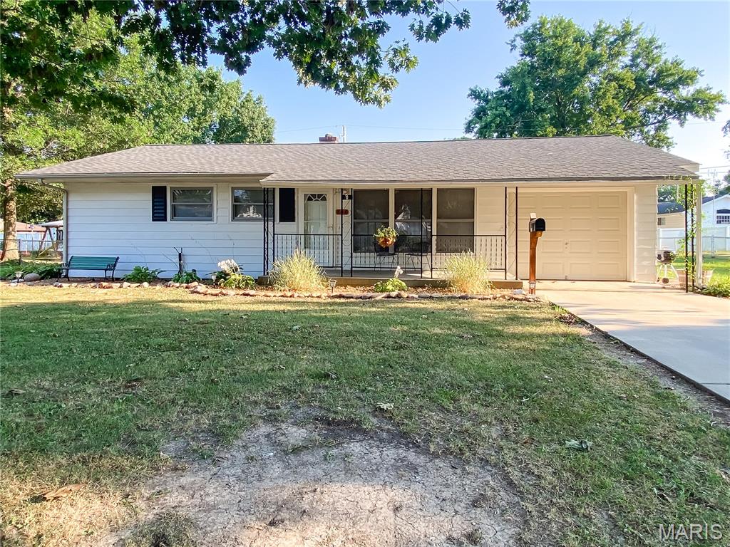 808 Smith Lane Hillsboro, IL 62049 - Photo 2 of 22