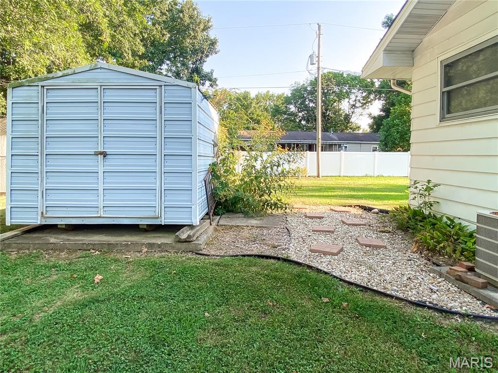 808 Smith Lane Hillsboro, IL 62049 - Photo 4 of 22