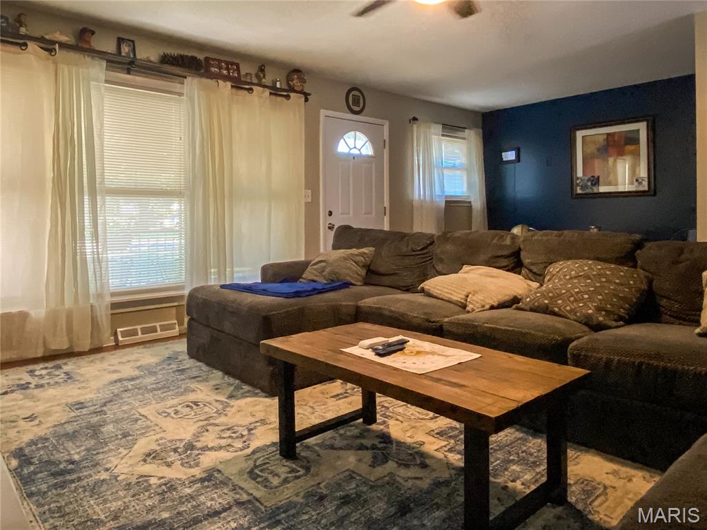 808 Smith Lane Hillsboro, IL 62049 - Photo 7 of 22