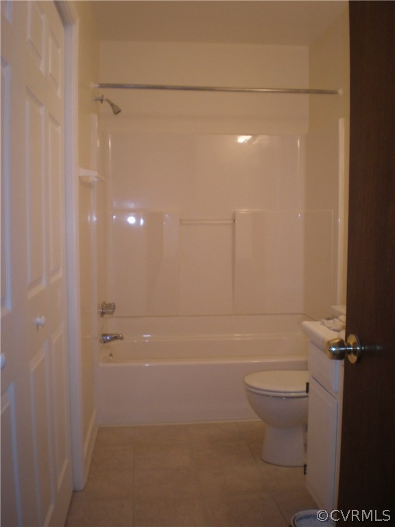 4800 Alberta Road Chesterfield, VA 23832 - Photo 9 of 19 a bathroom with a toilet and shower
