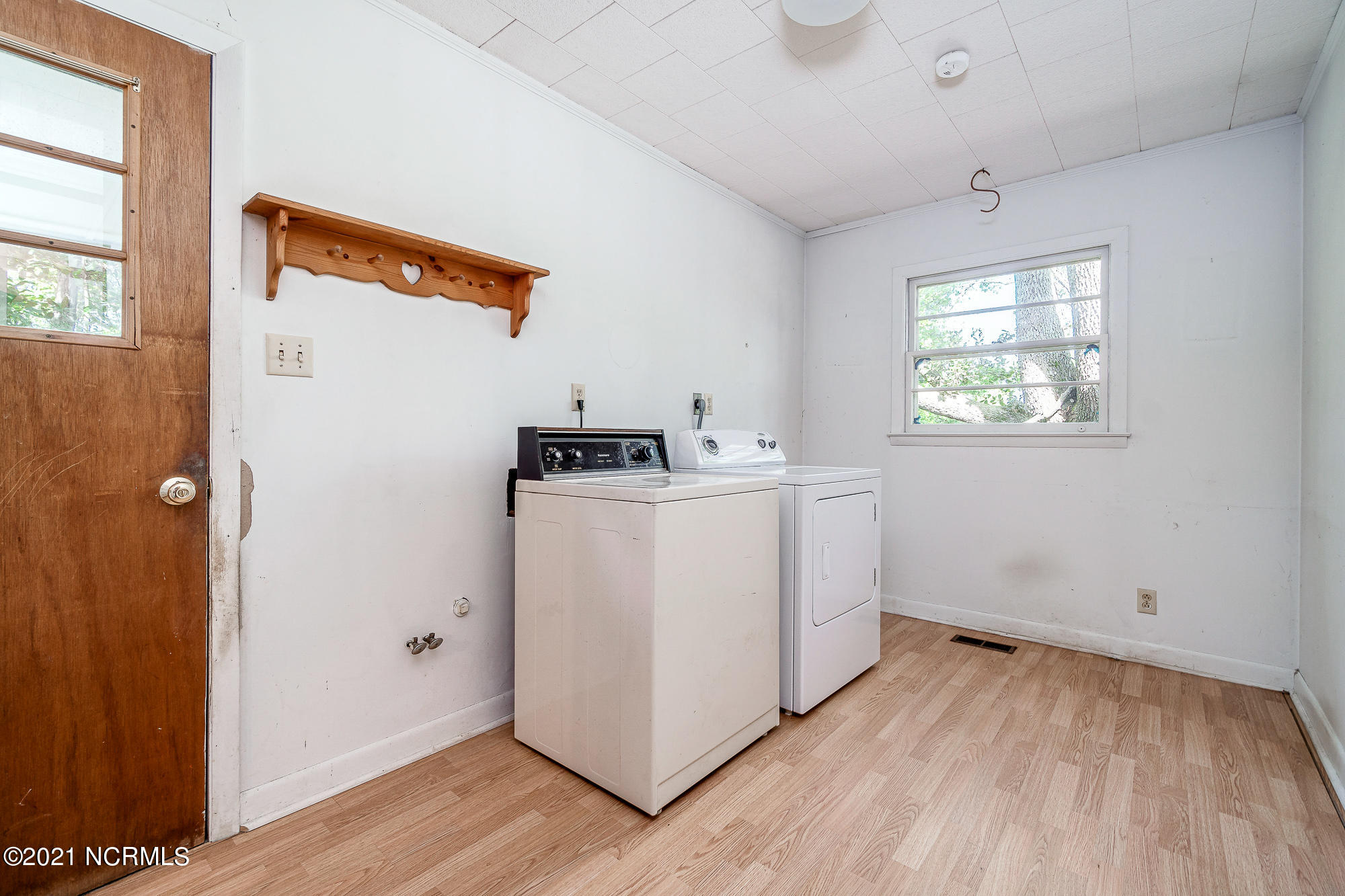 143 Crystal Road Beaufort, NC 28516 - Photo 28 of 51 Laundry room