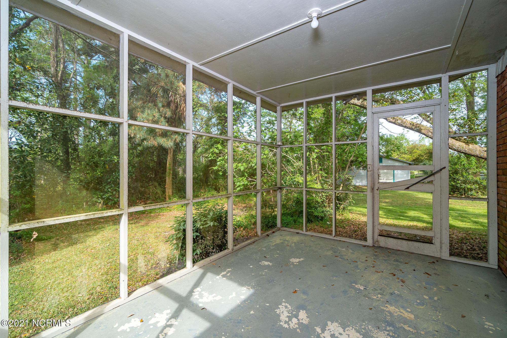 143 Crystal Road Beaufort, NC 28516 - Photo 29 of 51 Screened porch in back