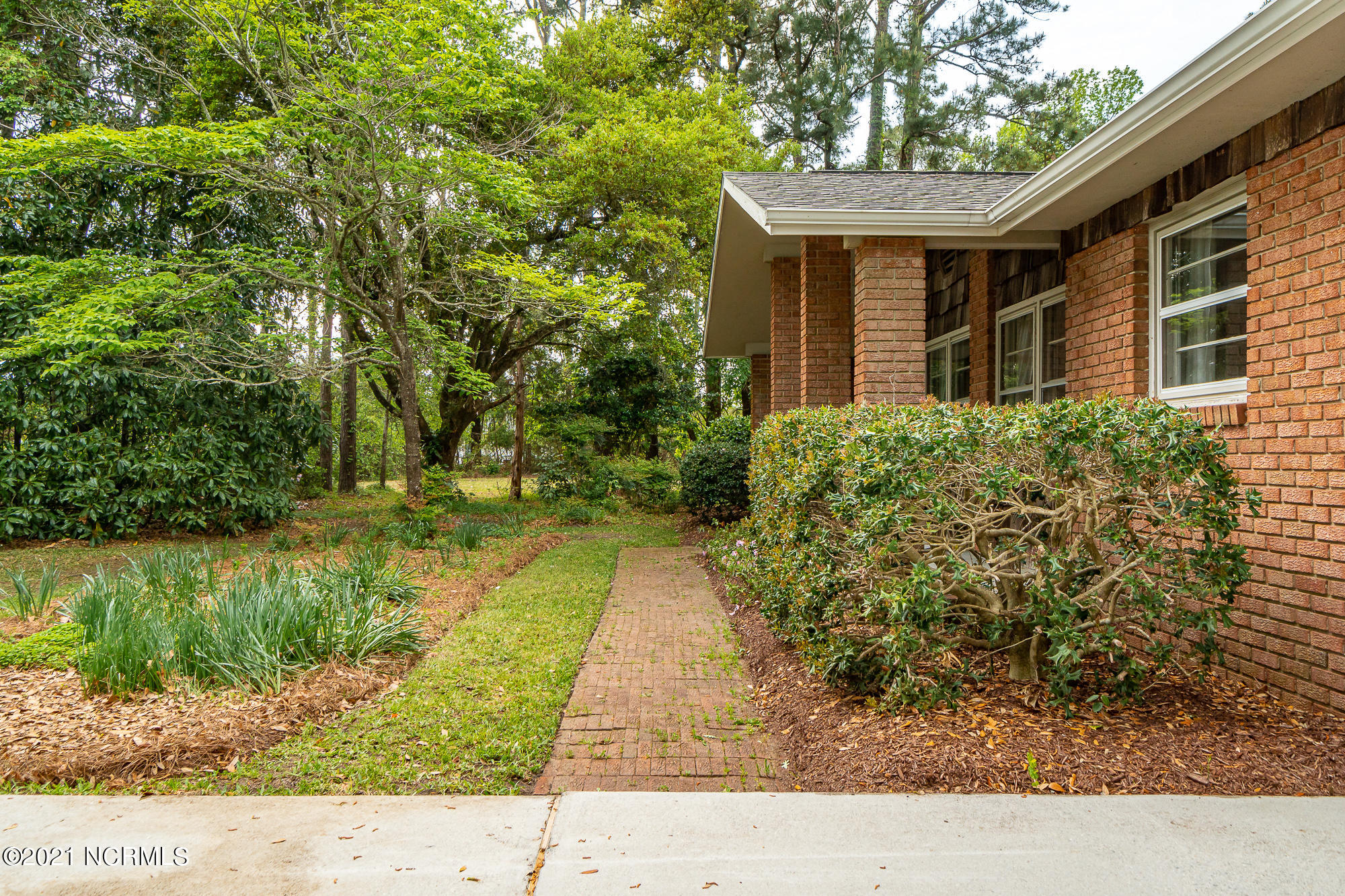 143 Crystal Road Beaufort, NC 28516 - Photo 40 of 51 Covered front porch