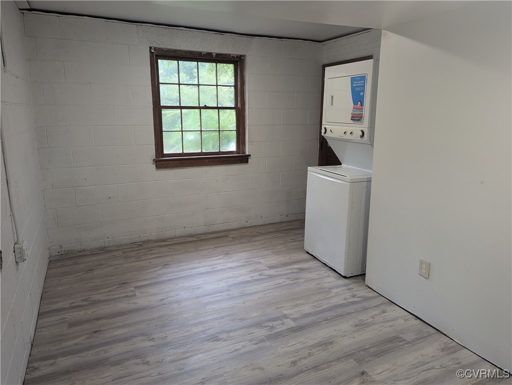 811 Forestview Drive Colonial Heights, VA 23834 - Photo 45 of 45 an empty room with wooden floor and window