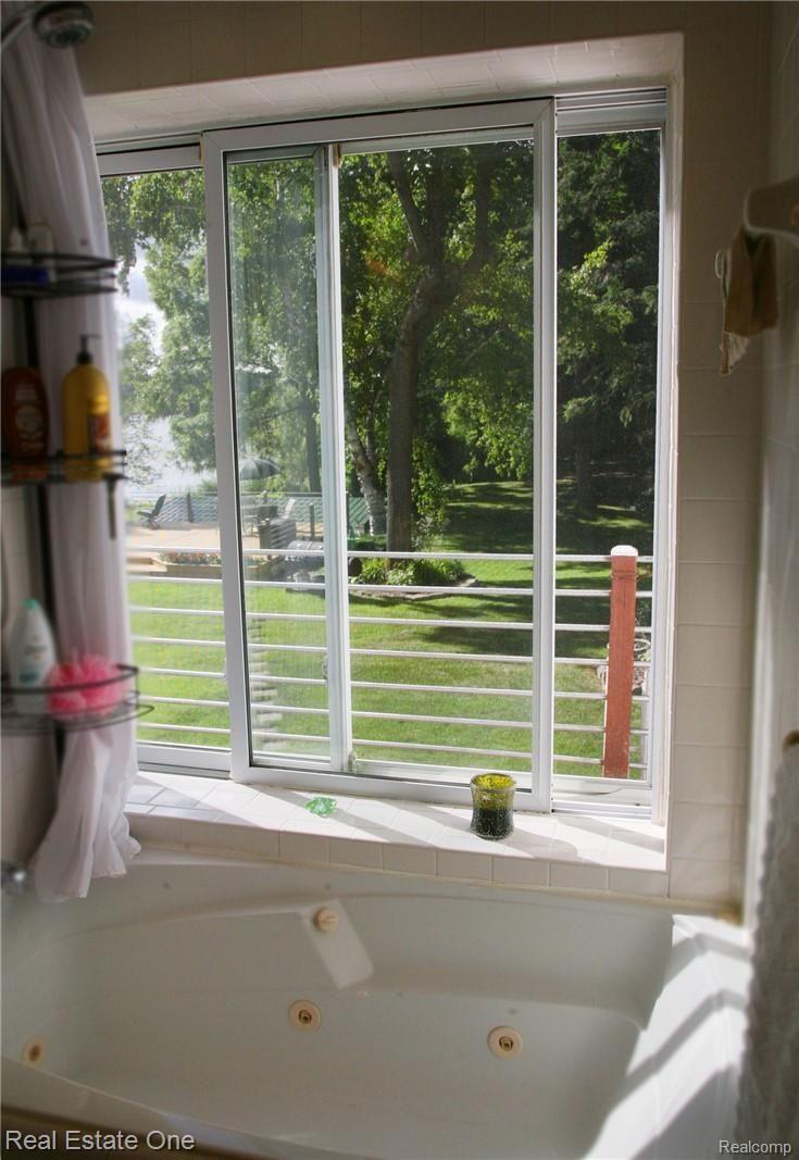 4091 Crocus Road Waterford, MI 48328 - Photo 10 of 28 tub_3687c.jpg