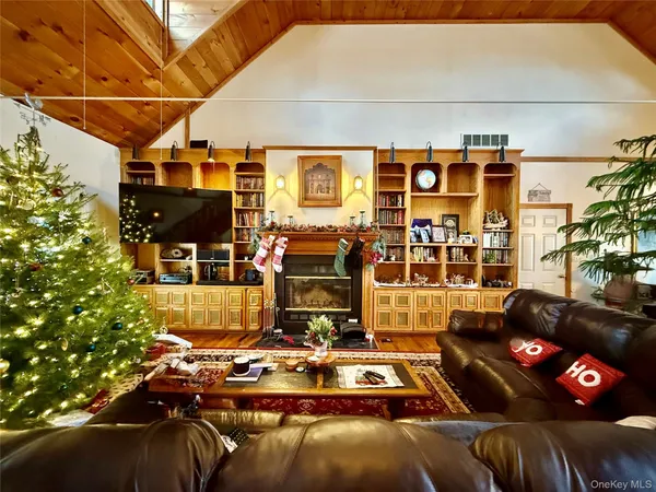 a view of entryway with outdoor seating