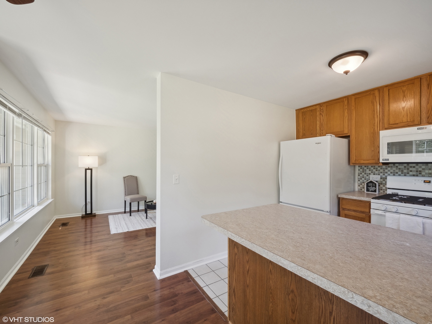 305 Buckingham Circle, Unit B Elgin, IL 60120 - Photo 14 of 20 a kitchen with stainless steel appliances a refrigerator and microwave