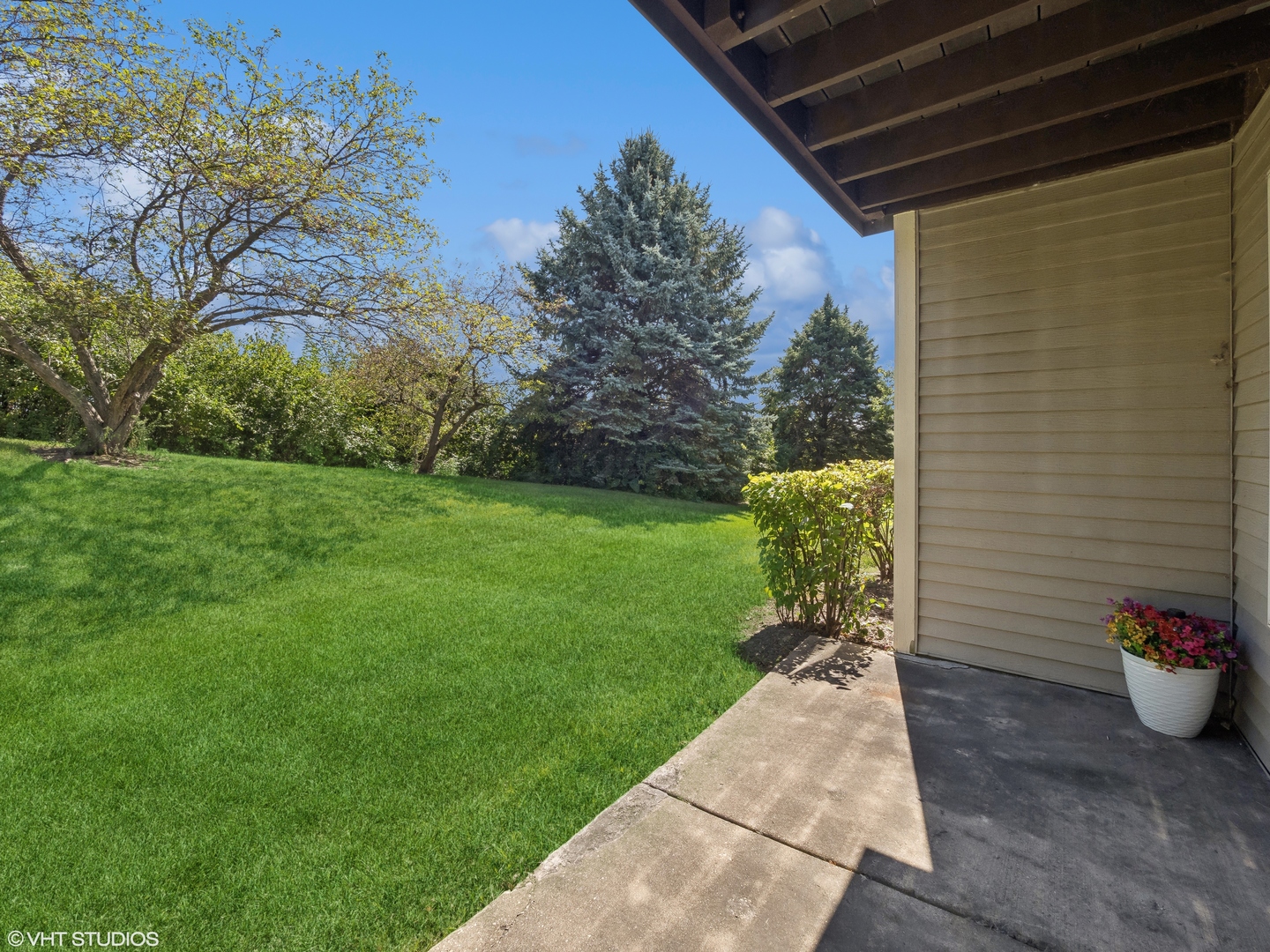 305 Buckingham Circle, Unit B Elgin, IL 60120 - Photo 18 of 20 a view of a backyard with a garden