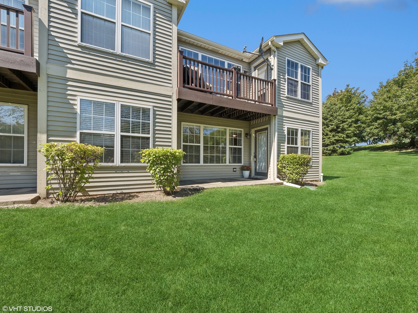 305 Buckingham Circle, Unit B Elgin, IL 60120 - Photo 19 of 20 a front view of a house with a garden