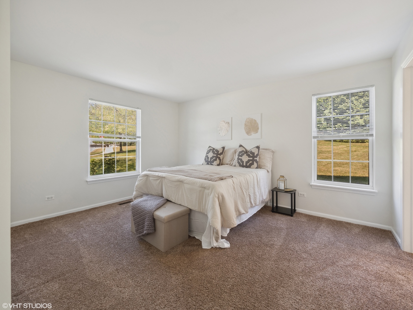 305 Buckingham Circle, Unit B Elgin, IL 60120 - Photo 4 of 20 a bed sitting in a spacious bedroom next to a window