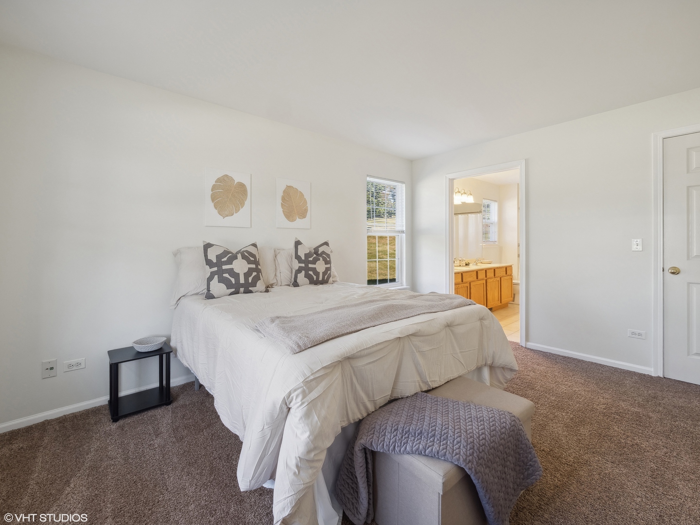 305 Buckingham Circle, Unit B Elgin, IL 60120 - Photo 5 of 20 a bedroom with a bed and window