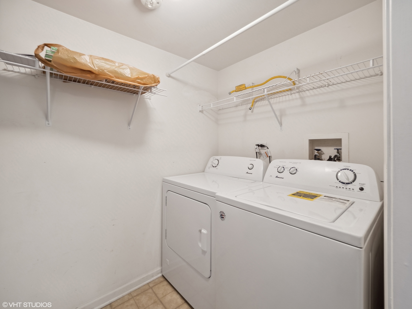305 Buckingham Circle, Unit B Elgin, IL 60120 - Photo 9 of 20 a utility room with dryer and washer