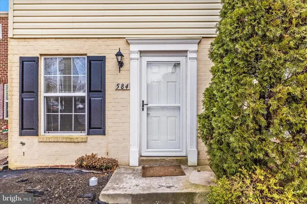$2,300 | 584 Cotswold Court, Frederick, MD 21703