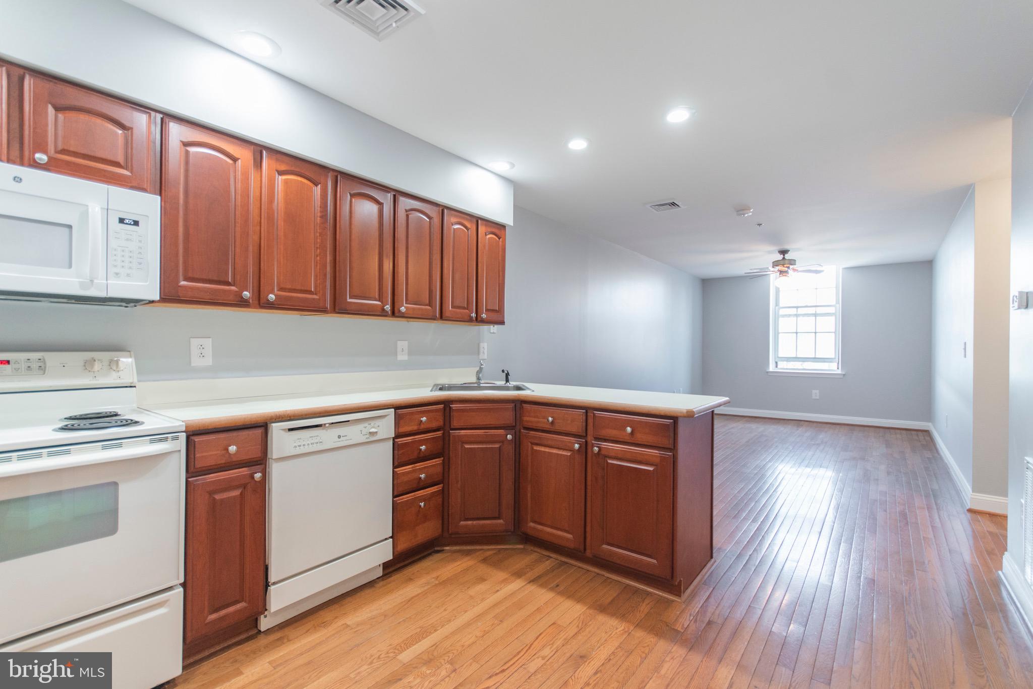 209 North 3rd Street, Unit 3B Philadelphia, PA 19106 - Photo 4 of 25