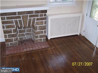 21 Oakley Road Upper Darby, PA 19082 - Photo 4 of 12 Living Room