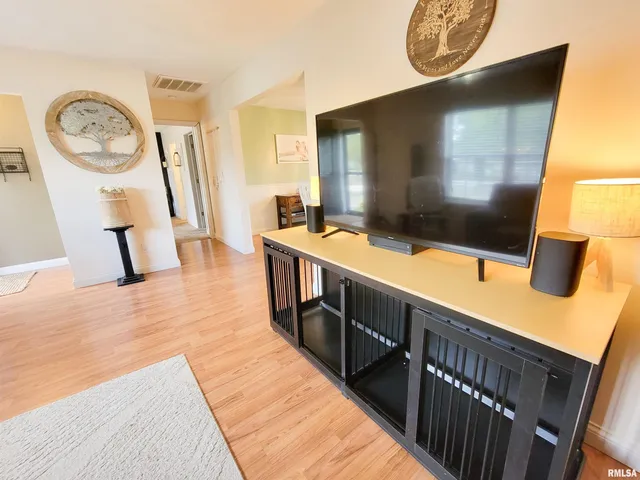 $189,900 | 16 Stone Forge Pike, Flora, IL 62839