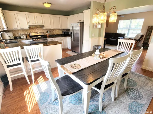 $189,900 | 16 Stone Forge Pike, Flora, IL 62839