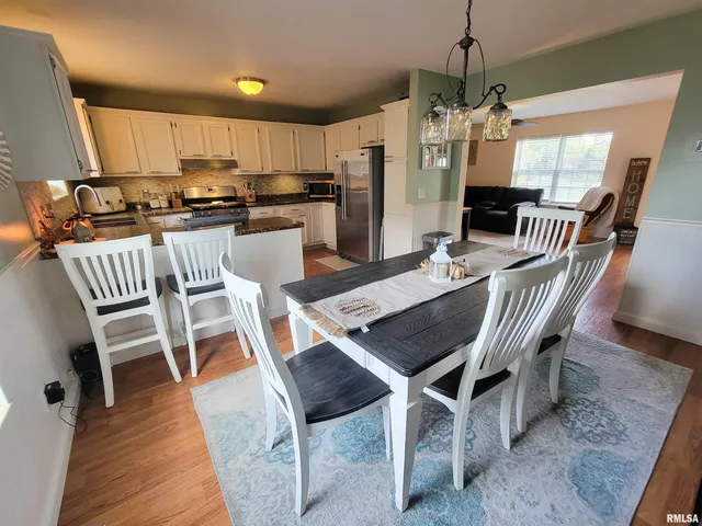 $189,900 | 16 Stone Forge Pike, Flora, IL 62839