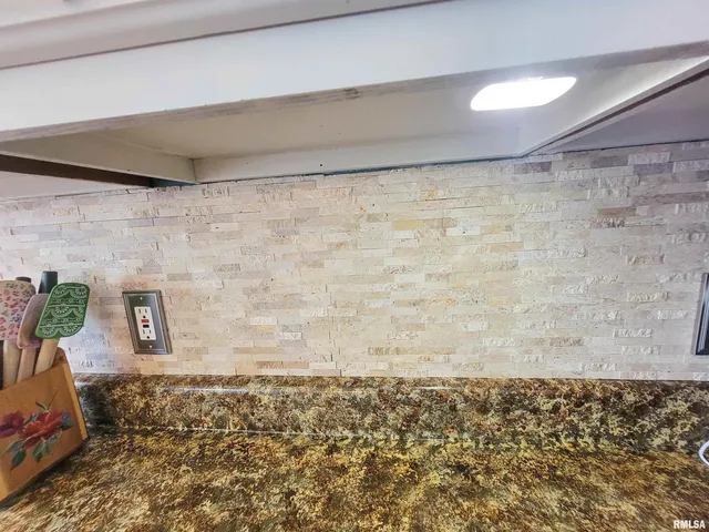 $189,900 | 16 Stone Forge Pike, Flora, IL 62839