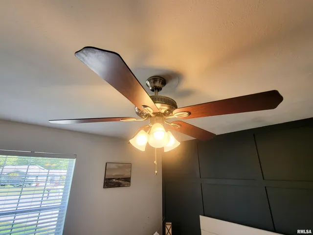 $189,900 | 16 Stone Forge Pike, Flora, IL 62839