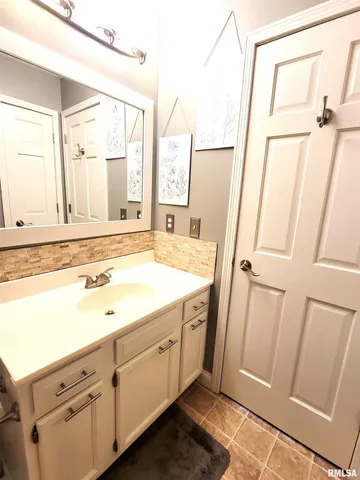 $189,900 | 16 Stone Forge Pike, Flora, IL 62839