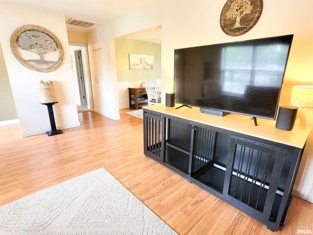 $189,900 | 16 Stone Forge Pike, Flora, IL 62839