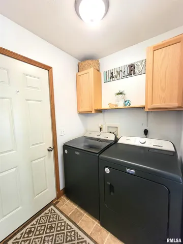 $189,900 | 16 Stone Forge Pike, Flora, IL 62839